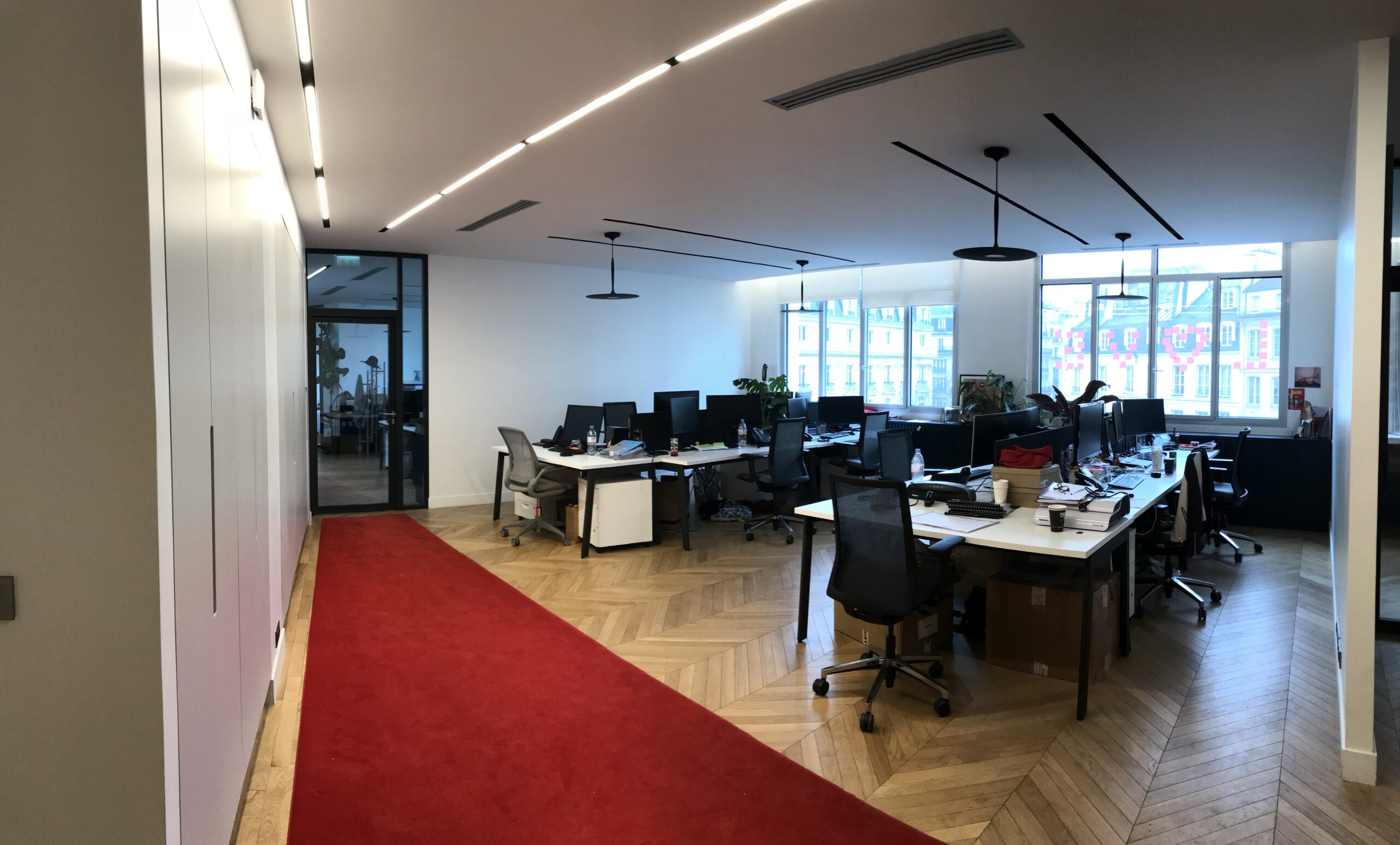 Bureaux parisiens rénovés avec parquet et verrières