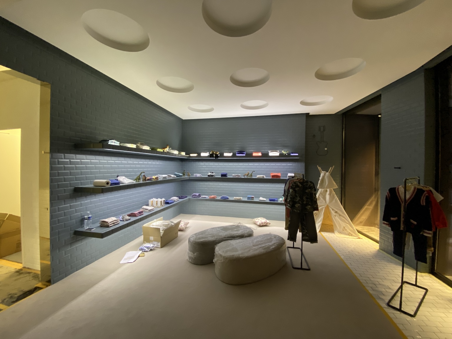 Boutique haut de gamme aux murs bleu profond